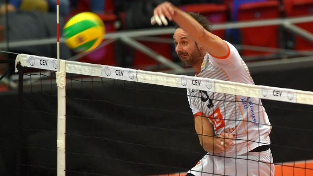 Ondřej Hudeček z Karlových Varů zakončuje akci během utkání závěrečného 6. kola skupiny B volejbalové Ligy mistrů s Modenou. Ondřej Hudeček z Karlových Varů zakončuje akci během utkání závěrečného 6. kola skupiny B volejbalové Ligy mistrů s Modenou.