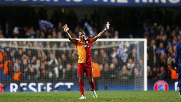 Útočník Galatasaraye Didier Drogba zdraví fanoušky na stadiónu Chelsea. Útočník Galatasaraye Didier Drogba zdraví fanoušky na stadiónu Chelsea.