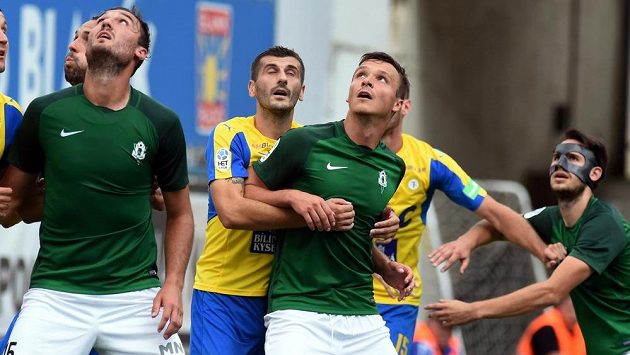 Uprostřed nová posila Jablonce Stanislav Tecl, vlevo Martin Doležal, druhý zleva teplický Admir Ljevakovič, vpravo Vojtěch Kubista z Jablonce. Uprostřed nová posila Jablonce Stanislav Tecl, vlevo Martin Doležal, druhý zleva teplický Admir Ljevakovič, vpravo Vojtěch Kubista z Jablonce.