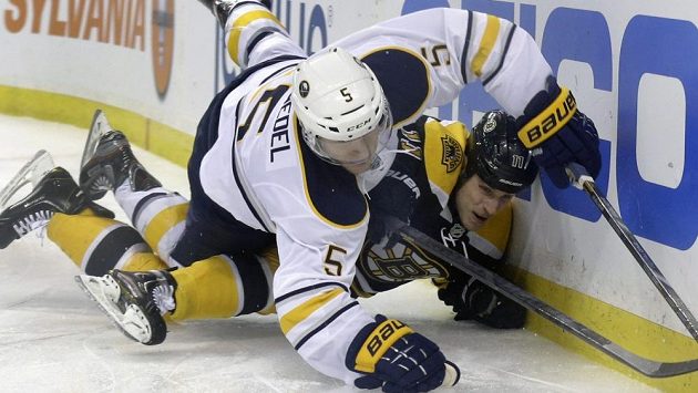 Obránce Buffala Chad Ruhwedel (č 5) padá přes bostonského Gregoryho Campbella. Obránce Buffala Chad Ruhwedel (č 5) padá přes bostonského Gregoryho Campbella.