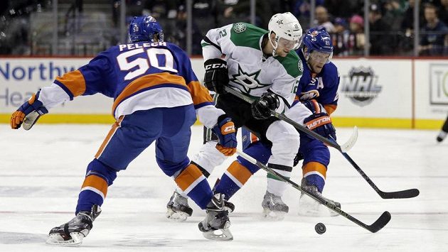 Útočník Dallasu Radek Faksa (uprostřed) v zápase s New Yorkem Islanders. Útočník Dallasu Radek Faksa (uprostřed) v zápase s New Yorkem Islanders.