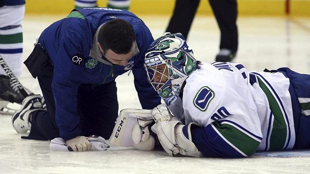 Gólman Vancouveru Ryan Miller hovoří s lékařem. Gólman Vancouveru Ryan Miller hovoří s lékařem.