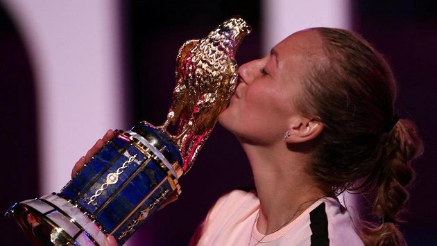 Petra Kvitová s trofejí pro vítězku turnaje v Dauhá. Petra Kvitová s trofejí pro vítězku turnaje v Dauhá.