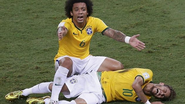 Vyděšený Brazilec Marcelo nad zraněným Neymarem. Vyděšený Brazilec Marcelo nad zraněným Neymarem.