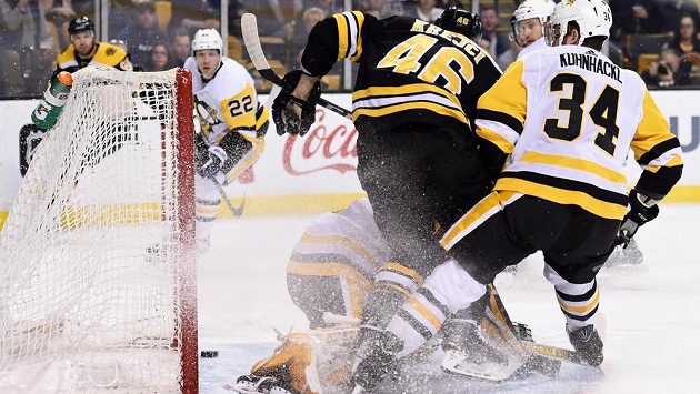 Český útočník Bostonu Bruins David Krejčí střílí gól do sítě Pittsburghu Penguins. Zastavit ho nedokázal gólman Pittsburghu Casey DeSmith ani bránící Tom Kühnhackl. Český útočník Bostonu Bruins David Krejčí střílí gól do sítě Pittsburghu Penguins. Zastavit ho nedokázal gólman Pittsburghu Casey DeSmith ani bránící Tom Kühnhackl.