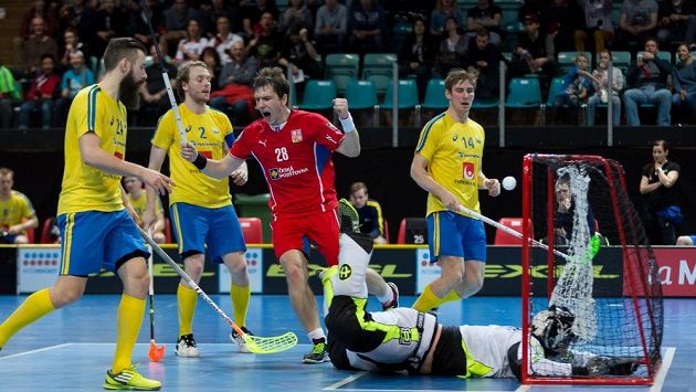 Švédové světovému florbalu vládnou, o to cennější je každý gól do jejich sítě. Z jednoho se raduje Matěj Jendrišák hrající za Linköping. Švédové světovému florbalu vládnou, o to cennější je každý gól do jejich sítě. Z jednoho se raduje Matěj Jendrišák hrající za Linköping.