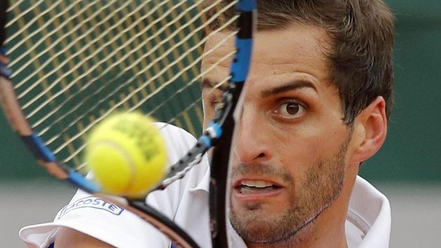 Španělský tenista Albert Ramos-Vinolas returnuje proti Kanaďanovi Milosovi Raonicovi při zápase na French Open. Španělský tenista Albert Ramos-Vinolas returnuje proti Kanaďanovi Milosovi Raonicovi při zápase na French Open.