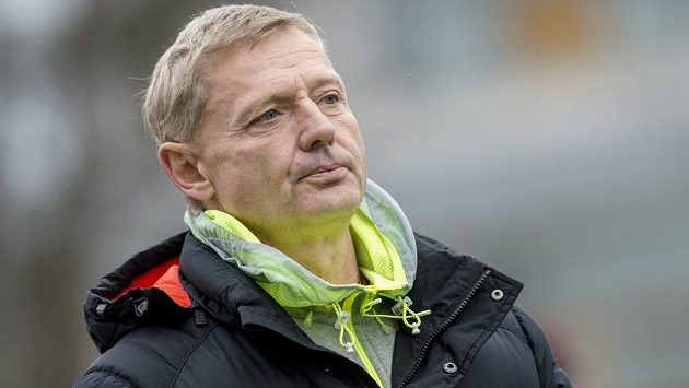 Trenér Sparty Zdeněk Ščasný během úvodního osmifinálového duelu MOL Cupu s Pardubicemi. Trenér Sparty Zdeněk Ščasný během úvodního osmifinálového duelu MOL Cupu s Pardubicemi.
