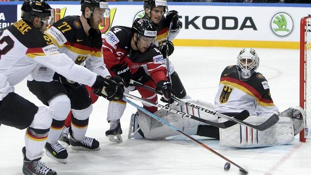 Kanaďan Taylor Hall čelí přesile německých hráčů. Kanaďan Taylor Hall čelí přesile německých hráčů.