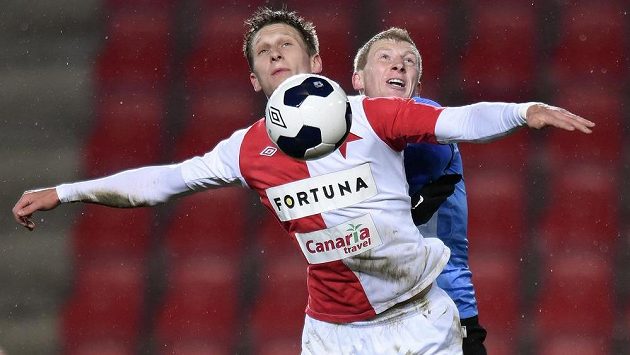 Slávistický útočník Milan Škoda (vpředu) v souboji s mladoboleslavským záložníkem Janem Šislerem v utkání 20. kola Synot ligy. Slávistický útočník Milan Škoda (vpředu) v souboji s mladoboleslavským záložníkem Janem Šislerem v utkání 20. kola Synot ligy.