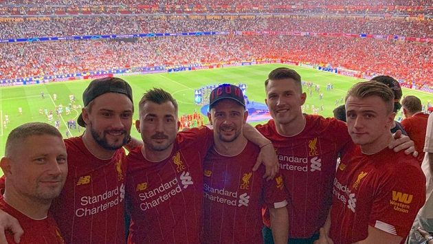 Hokejový gólman Petr Mrázek si s kamarády vyrazil na finále fotbalové Ligy mistrů. Palce držel Liverpoolu, ale jinak fandí Chelsea. Hokejový gólman Petr Mrázek si s kamarády vyrazil na finále fotbalové Ligy mistrů. Palce držel Liverpoolu, ale jinak fandí Chelsea.