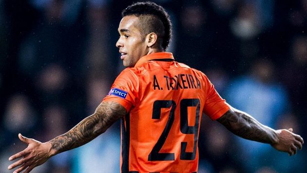 Alex Teixeira je dalším hráčem, kterého zlákala čínská nabídka. Alex Teixeira je dalším hráčem, kterého zlákala čínská nabídka.