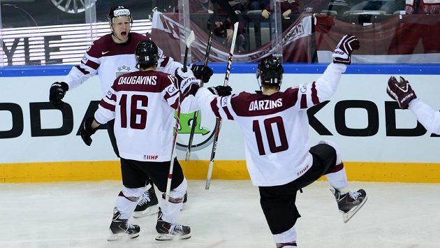 Lotyšští hokejisté (zleva) Andris Dzerins, Kaspars Daugavins a Lauris Darzins se radují z gólu proti Švýcarsku. Lotyšští hokejisté (zleva) Andris Dzerins, Kaspars Daugavins a Lauris Darzins se radují z gólu proti Švýcarsku.