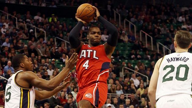 Paul Millsap z Atlanty (číslo 4) přihrává v duelu NBA. Paul Millsap z Atlanty (číslo 4) přihrává v duelu NBA.