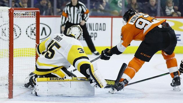 Útočník Philadelphie Jakub Voráček překonává brankáře Pittsburghu Tristana Jarryho. Útočník Philadelphie Jakub Voráček překonává brankáře Pittsburghu Tristana Jarryho.