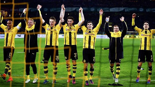 Fotbalisté Dortmundu slaví výhru nad Bayernem Mnichov. Fotbalisté Dortmundu slaví výhru nad Bayernem Mnichov.