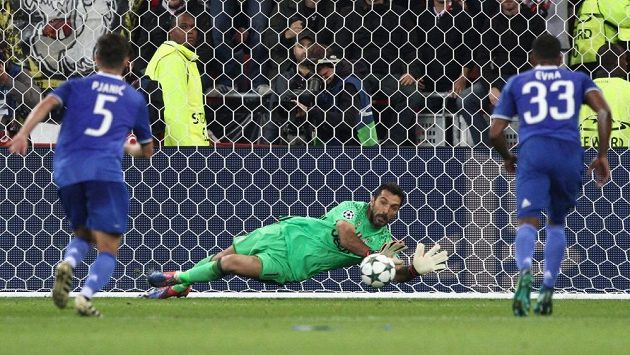 Gianluigi Buffon v brance Juventusu kryje penaltu Alexandrea Lacazettea (není na snímku) v utkání Ligy mistrů v Lyonu. Gianluigi Buffon v brance Juventusu kryje penaltu Alexandrea Lacazettea (není na snímku) v utkání Ligy mistrů v Lyonu.