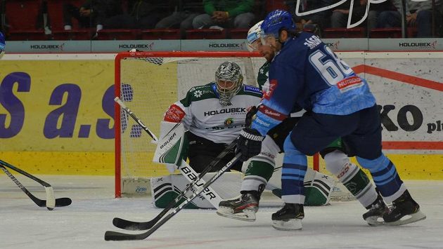 Jaromír Jágr se tlačí před karlovarskou branku. Jaromír Jágr se tlačí před karlovarskou branku.