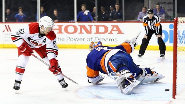 Hotovo, trestné střílení proměněno. Jeff Skinner z Caroliny překonal brankáře NY Islanders Thomase Greisse. Hotovo, trestné střílení proměněno. Jeff Skinner z Caroliny překonal brankáře NY Islanders Thomase Greisse.