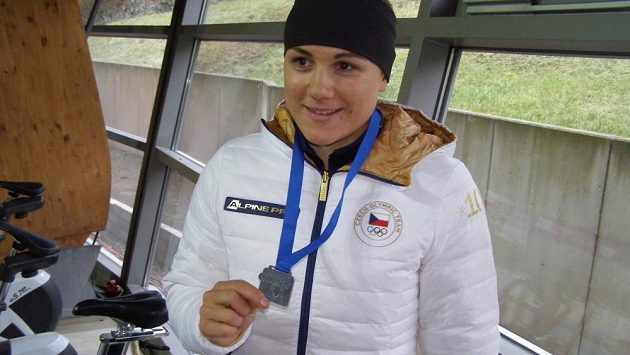 Karolína Erbanová se stříbrnou medailí za 2. místo ve světovém poháru v Erfurtu na 500 metrů. Karolína Erbanová se stříbrnou medailí za 2. místo ve světovém poháru v Erfurtu na 500 metrů.