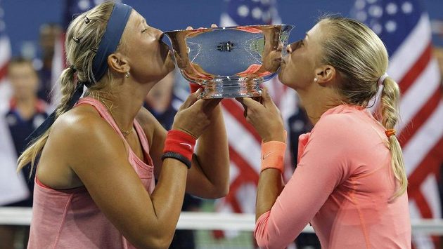Lucie Hradecká (vlevo) a Andrea Hlaváčková s trofejí pro vítězky čtyřhry ve Flushing Meadows. Lucie Hradecká (vlevo) a Andrea Hlaváčková s trofejí pro vítězky čtyřhry ve Flushing Meadows.