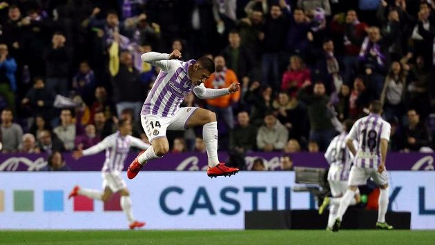 Záložník Valladolidu Rubén Alcaraz slaví gól proti Realu Madrid, který je později neuznán. Záložník Valladolidu Rubén Alcaraz slaví gól proti Realu Madrid, který je později neuznán.
