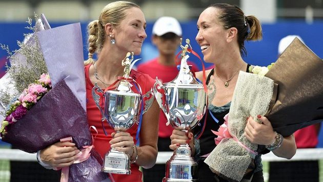 Poražená finalistka Denisa Allertová (vlevo), vpravo je vítězka turnaje v Kantonu Jelena Jankovičová ze Srbska. Poražená finalistka Denisa Allertová (vlevo), vpravo je vítězka turnaje v Kantonu Jelena Jankovičová ze Srbska.