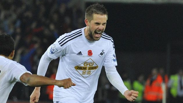 Gylfi Sigurdsson ze Swansea jásá po gólu z přímého kopu proti Arsenalu. Gylfi Sigurdsson ze Swansea jásá po gólu z přímého kopu proti Arsenalu.