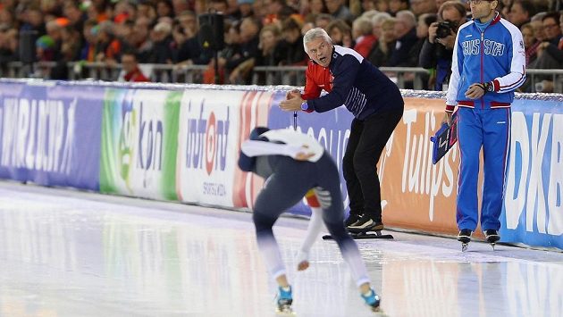 Trenér Petr Novák povzbuzuje Martinu Sáblíkovou na rychlobruslařském oválu v Heerenveenu. Trenér Petr Novák povzbuzuje Martinu Sáblíkovou na rychlobruslařském oválu v Heerenveenu.