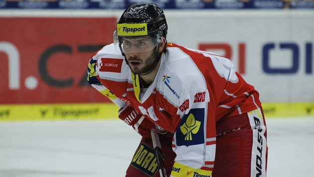 Hokejový útočník Erik Hrňa v dresu Olomouce Hokejový útočník Erik Hrňa v dresu Olomouce