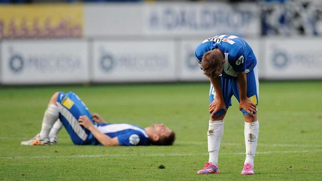 Zklamaní fotbalisté Liberce po remíze s Příbramí. Zklamaní fotbalisté Liberce po remíze s Příbramí.