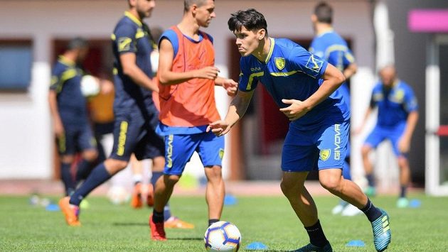 Fotbalový klub Chievo Verona zůstane navzdory vyšetřování z podvodů při přestupech v Serii A. Od sestupu klub zachránila chyba vyšetřovatelů. Fotbalový klub Chievo Verona zůstane navzdory vyšetřování z podvodů při přestupech v Serii A. Od sestupu klub zachránila chyba vyšetřovatelů.