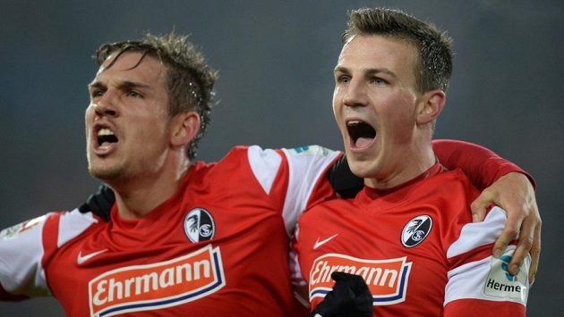 Fotbalisté Freiburgu Vladimír Darida (vpravo) a Oliver Sorg se radují ze vstřeleného gólu. Fotbalisté Freiburgu Vladimír Darida (vpravo) a Oliver Sorg se radují ze vstřeleného gólu.