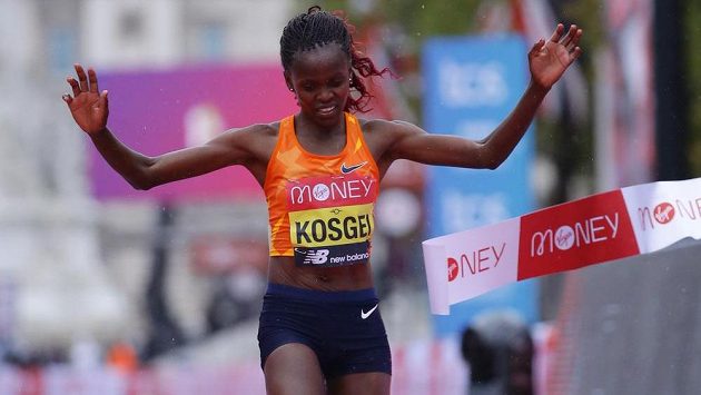 Brigid Kosgeiová probíhá cílem Londýnského maratonu. Brigid Kosgeiová probíhá cílem Londýnského maratonu.