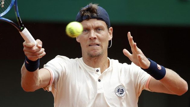 Tomáš Berdych během zápasu s Jérémym Chardym v Paříži. Tomáš Berdych během zápasu s Jérémym Chardym v Paříži.