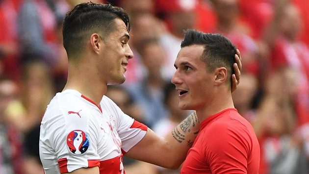 Švýcar Granit Xhaka v diskuzi se svým bratrem Taulantem hrajícím za Albánii po vzájemném duelu. Švýcar Granit Xhaka v diskuzi se svým bratrem Taulantem hrajícím za Albánii po vzájemném duelu.