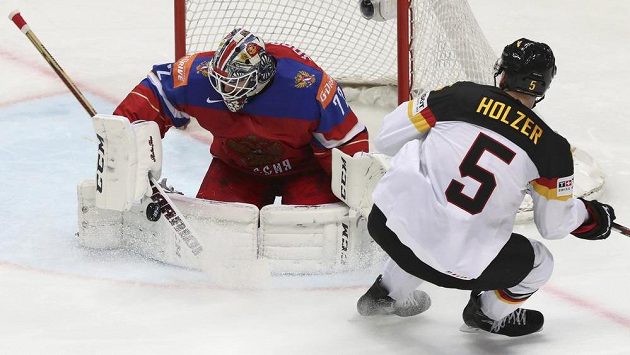 Korbinian Holzer se snaží překonat ruského brankáře Sergeje Bobrovského ve čtvrtfinále MS. Korbinian Holzer se snaží překonat ruského brankáře Sergeje Bobrovského ve čtvrtfinále MS.