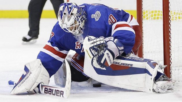 Brankář Jezdců Henrik Lundqvist pochytal 40 pokusů hráčů LA Kings a po zásluze se stal první hvězdou zápasu. Brankář Jezdců Henrik Lundqvist pochytal 40 pokusů hráčů LA Kings a po zásluze se stal první hvězdou zápasu.
