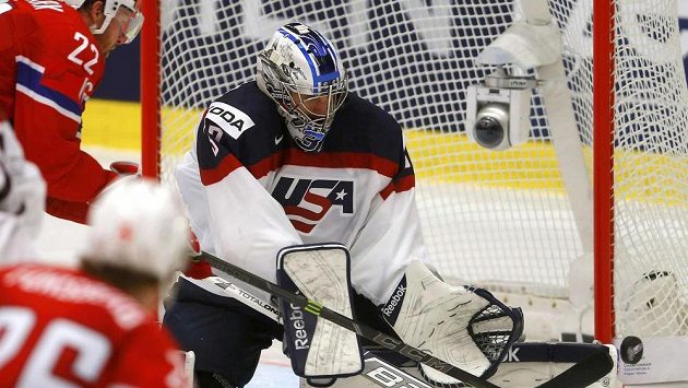 Brankář Connor Hellebuyck zasahuje proti šanci Nora Martina Roymarka (vlevo). Brankář Connor Hellebuyck zasahuje proti šanci Nora Martina Roymarka (vlevo).