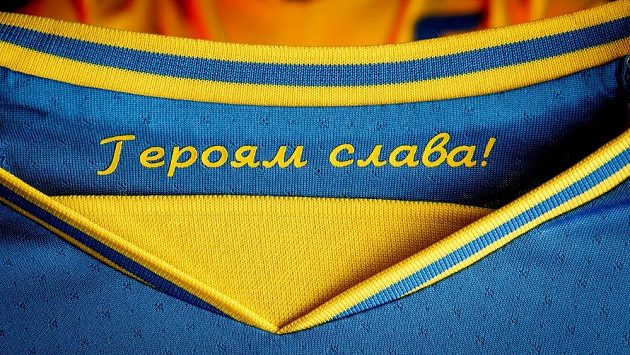 Nápis "Sláva hrdinům" se Rusům nelíbil, UEFA ho nakonec Ukrajincům povolila. Nápis "Sláva hrdinům" se Rusům nelíbil, UEFA ho nakonec Ukrajincům povolila.
