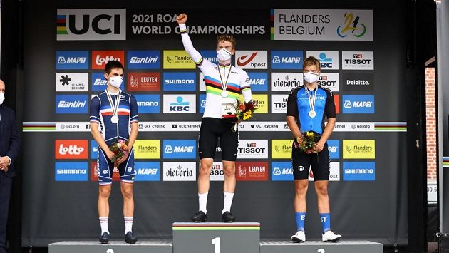 Norský cyklista Per Strand Hagenes (uprostřed) po triumfu na MS mezi juniory. Norský cyklista Per Strand Hagenes (uprostřed) po triumfu na MS mezi juniory.