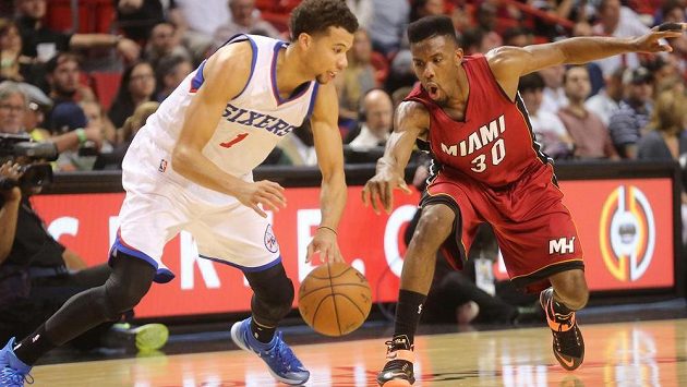 Michael Carter-Williams (vlevo) z Philadelphie byl strůjcem vítězství 76ers na palubovce Miami. Michael Carter-Williams (vlevo) z Philadelphie byl strůjcem vítězství 76ers na palubovce Miami.