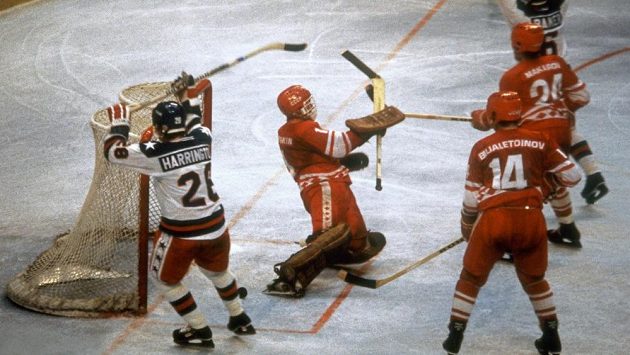 Američtí hokejisté John Harrington (vlevo) a Michael Ramsey oslavují gól v brance SSSR. Podceňovaní hráči USA na olympiádě v Lake Placid šokovali výhrou nad Sověty a ve finálové skupině navrch porazili Finsko. Američtí hokejisté John Harrington (vlevo) a Michael Ramsey oslavují gól v brance SSSR. Podceňovaní hráči USA na olympiádě v Lake Placid šokovali výhrou nad Sověty a ve finálové skupině navrch porazili Finsko.