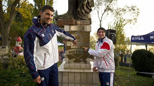 Kanoisté Josef Dostál (vlevo) a Filip Dvořák u "tabulce cti" v loděnici Klubu vodních sportů. Kanoisté Josef Dostál (vlevo) a Filip Dvořák u "tabulce cti" v loděnici Klubu vodních sportů.
