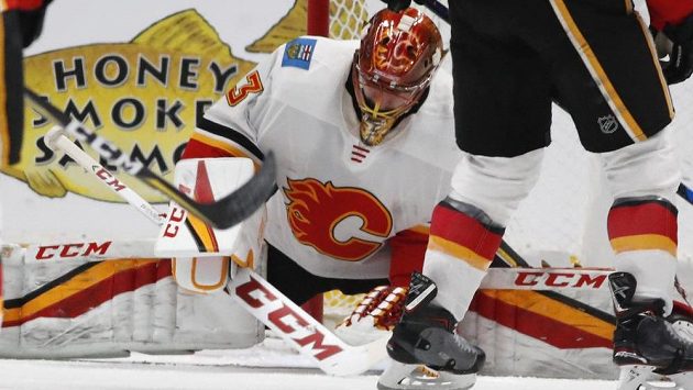 Gólman Calgary David Rittich dostal na ledě Colorada čtyři góly za deset minut. Gólman Calgary David Rittich dostal na ledě Colorada čtyři góly za deset minut.
