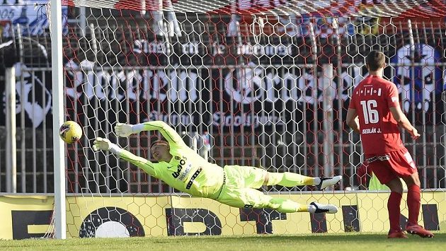 Tuhle střelu Sigmy Olomouc brankář Brna Jiří Floder vytáhl mimo tyče. Tuhle střelu Sigmy Olomouc brankář Brna Jiří Floder vytáhl mimo tyče.