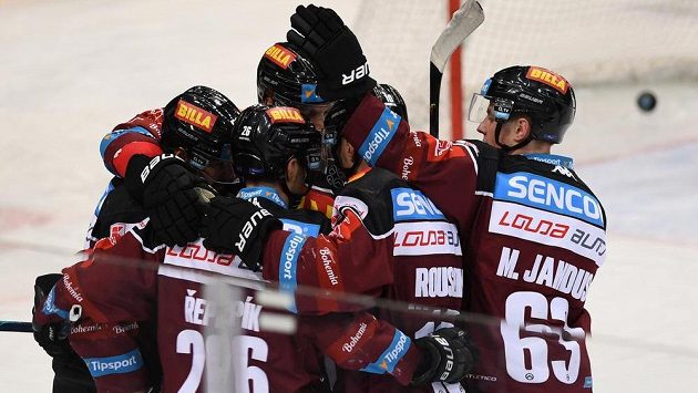 Spatanští hokejisté oslavují gól proti Třinci. Spatanští hokejisté oslavují gól proti Třinci.