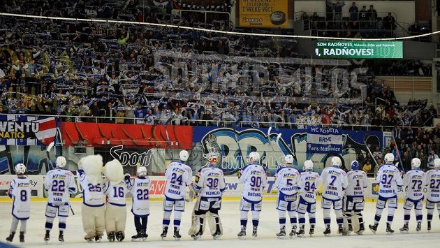 Hokejisté Komety slaví s fanoušky výhru nad Vítkovicemi. Hokejisté Komety slaví s fanoušky výhru nad Vítkovicemi.