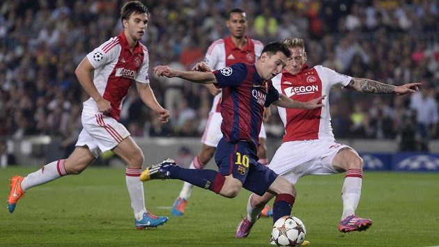 Barcelonský Lionel Messi (č. 10) střežený obranou Ajaxu. Barcelonský Lionel Messi (č. 10) střežený obranou Ajaxu.