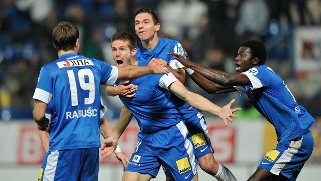 Liberecký obránce Jiří Pimpara (druhý zleva) se raduje se spoluhráči z rozhodujícího gólu proti Příbrami. Liberecký obránce Jiří Pimpara (druhý zleva) se raduje se spoluhráči z rozhodujícího gólu proti Příbrami.